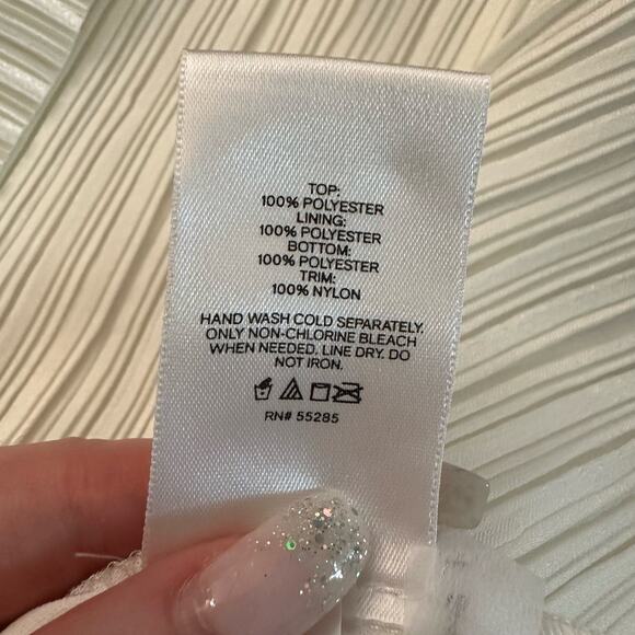 Express white accordion front v-neck tank top size M NWT - Picture 8 of 11